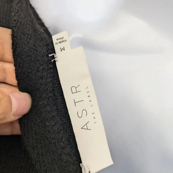 ASTR The Label Asymetrical Puff Sleeve Top NWT - Picture 11 of 12